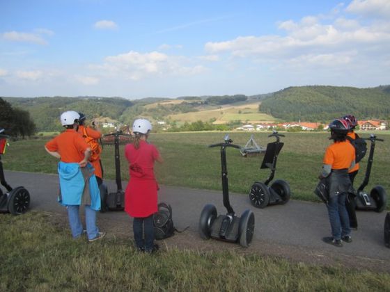 Das Team der Touristik Service Waldeck-Ederbergland GmbH unterwegs mit dem Segway