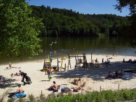 Das Strandbad Twistesee mit Spiel- und Klettergerüst