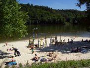Das Strandbad Twistesee mit Spiel- und Klettergerüst
