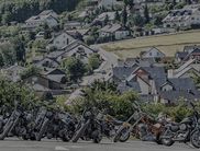 Zahlreiche Bikes vor der Kulisse Willingens.