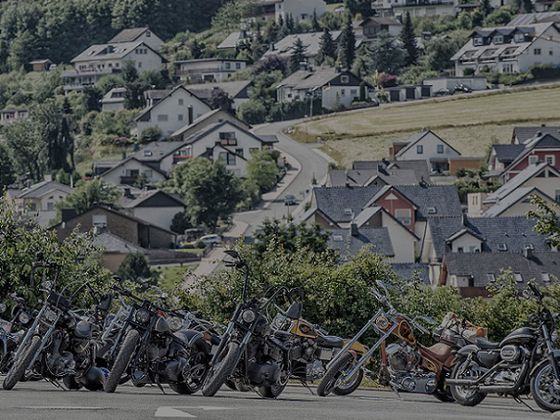 Zahlreiche Bikes vor der Kulisse Willingens.