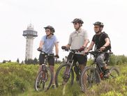 Mountainbiker vor dem Hochheideturm auf dem Willinger Ettelsberg