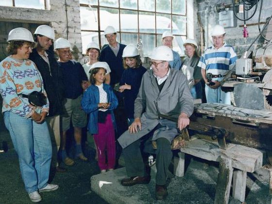Besuchergruppe in dem Besucherbergwerk Schiefergrube Christine in der Ortsmitte von Willingen