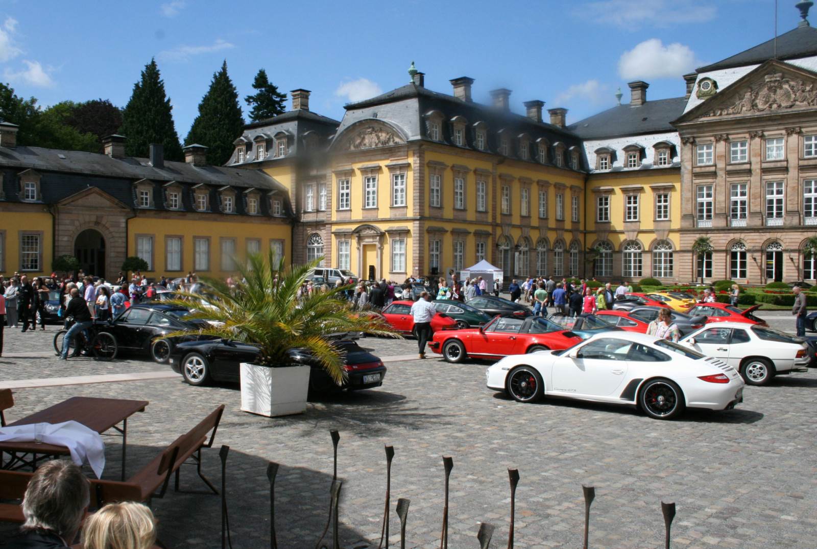 Das Porschetreffen im Rahmen der Barockfestspiele in Bad Arolsen auf dem Schlosshof