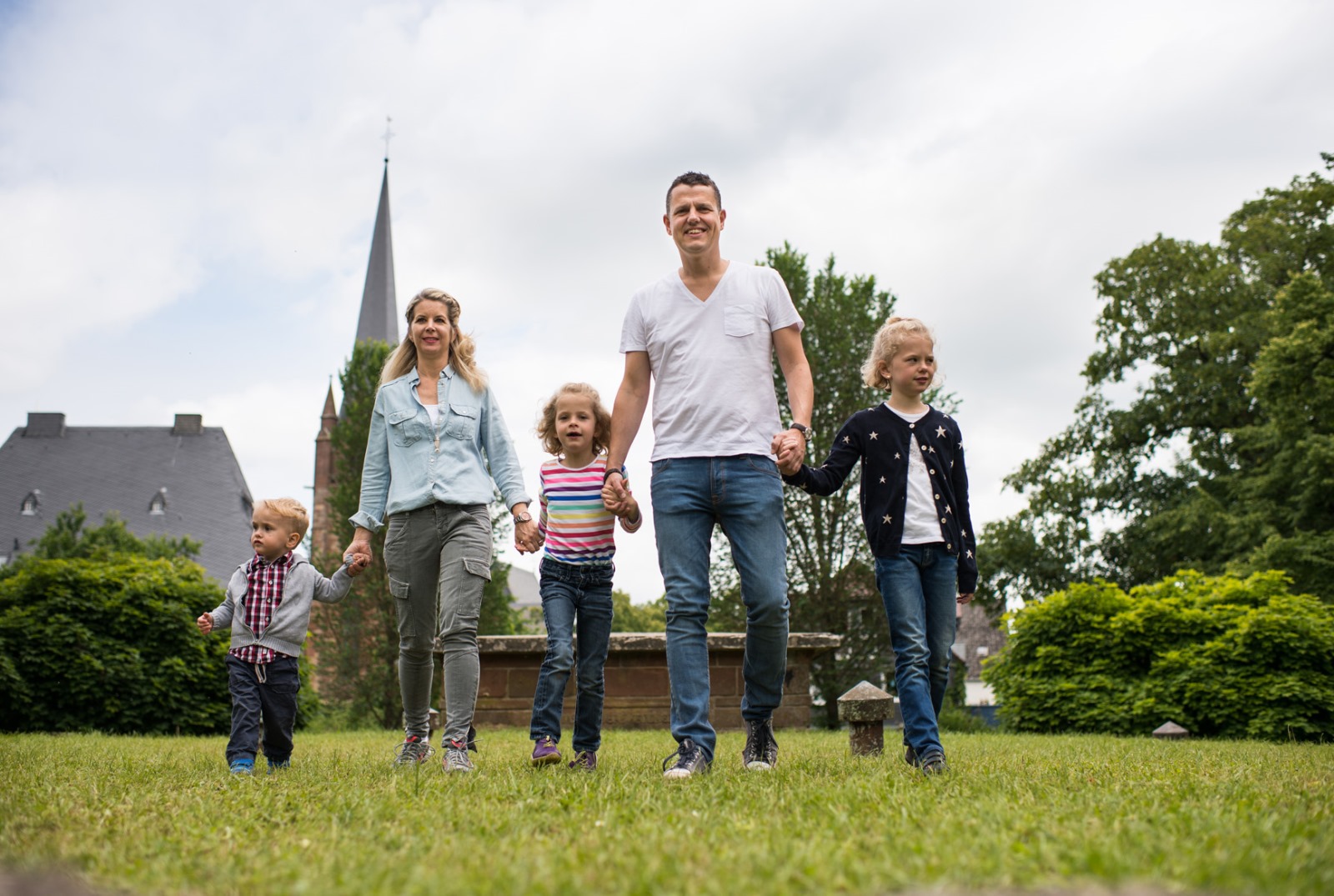 Familie mit Liebfrauenkirche im Hintergrund