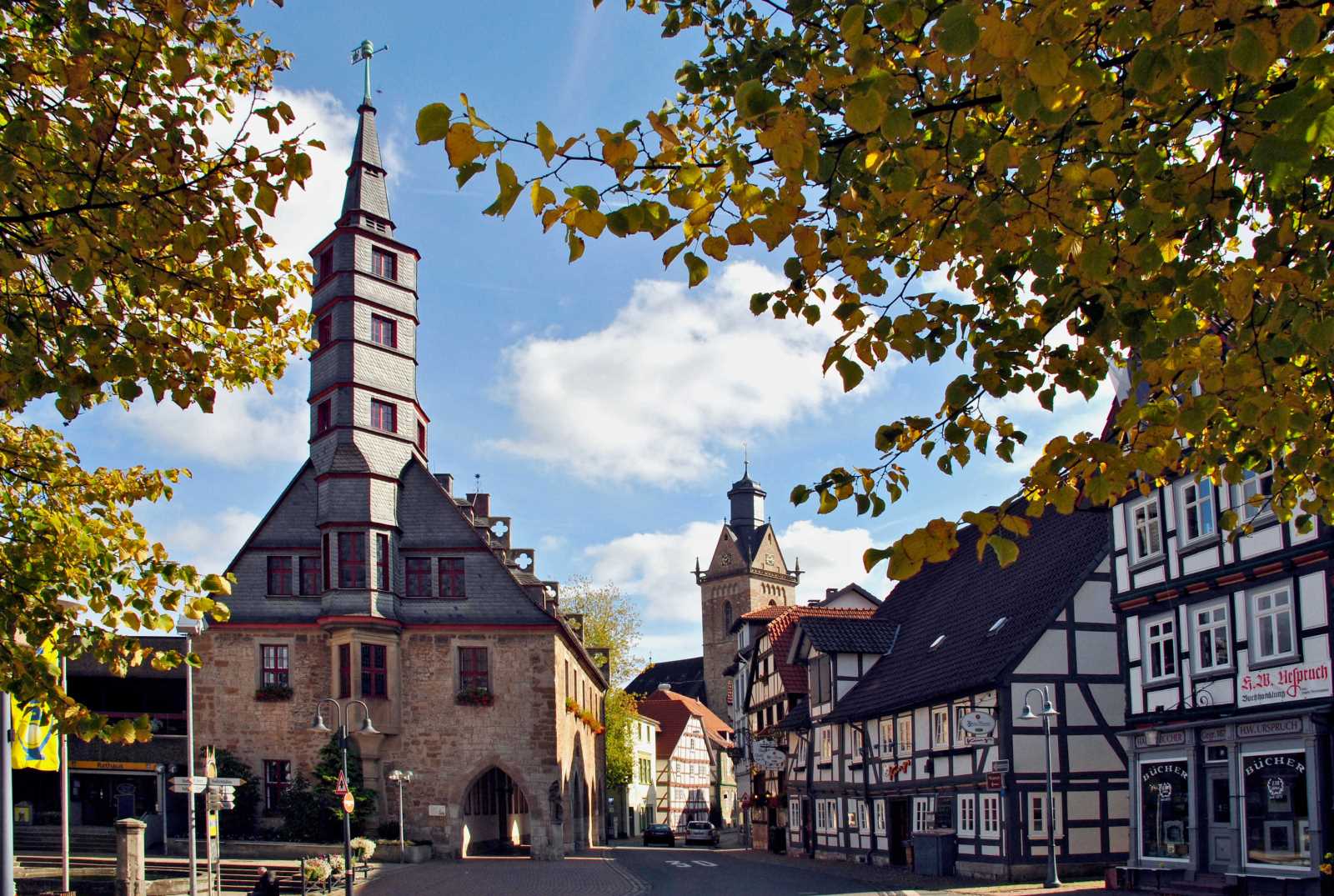 Korbacher Rathaus mit der Rolandfigur